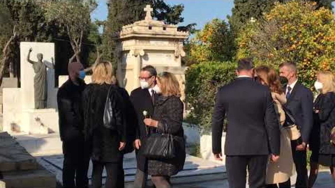 Κηδεία Κοντομηνά κόσμος δίνει συλλυπητήρια στην οικογένεια του επιχειρηματία