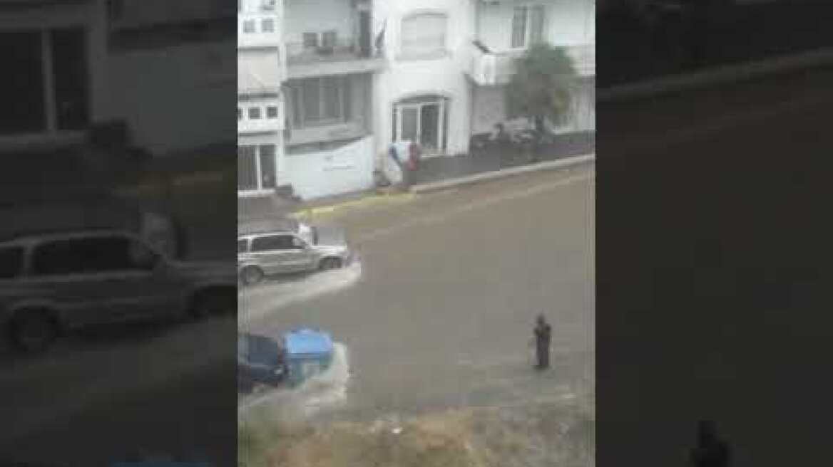 SELEO - ΓΥΝΑΙΚΑ ΓΑΝΤΖΩΘΗΚΕ ΣΕ ΤΖΙΠ ΑΠΌ ΤΗΝ ΒΡΟΧΗ