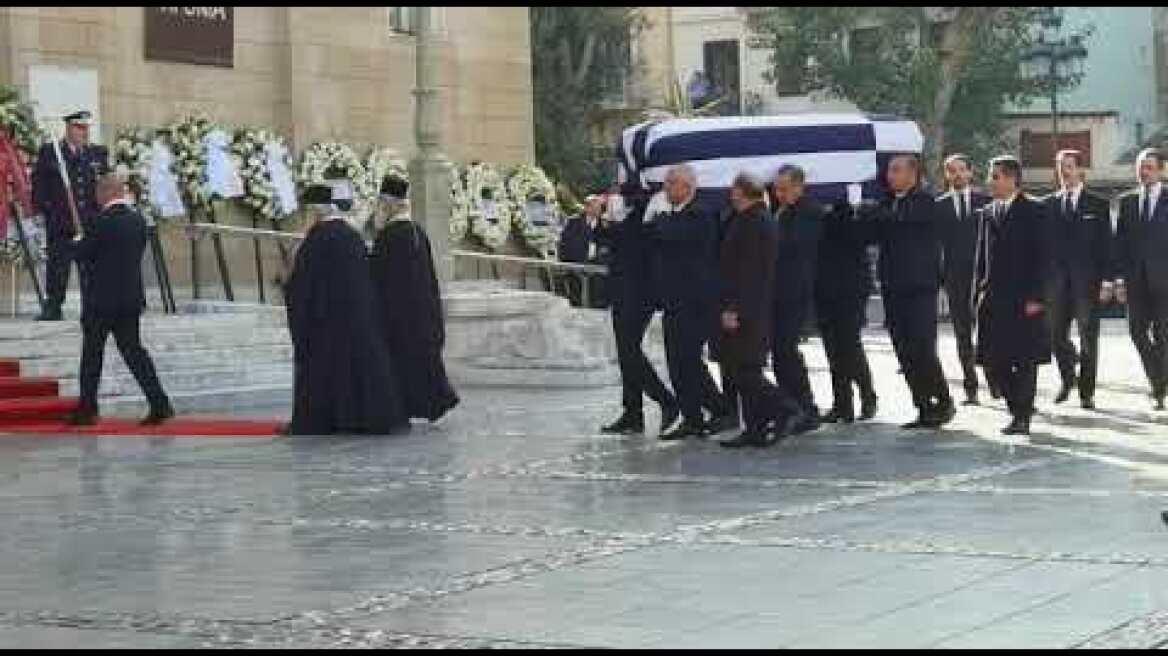 Κηδεία τέως βασιλιά Κωνσταντίνου: Σε λίγο η εξόδιος ακολουθία στη Μητρόπολη