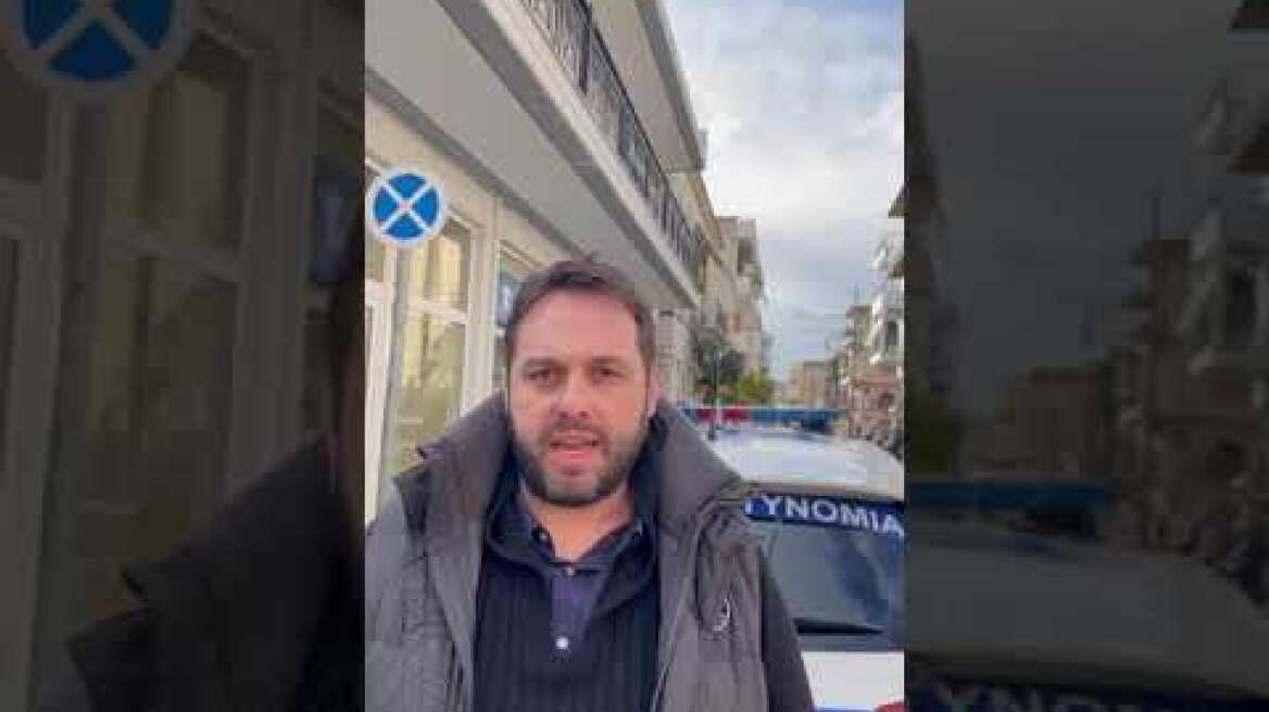 Έξω από το αστυνομικό τμήμα Μεσολογγίου όπου βρίσκεται η οικογένεια του Μπάμπη