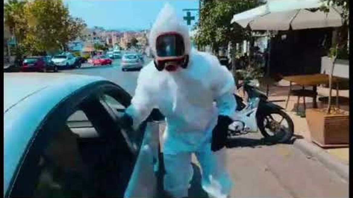 Μασκοφορος στο ηρακλειο με στολή προστασίας (Man with mask in greece protecting from corona virus)