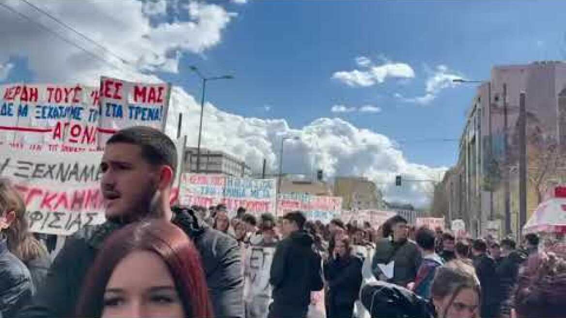 Έκλεισε η πανεπιστημίου για να ξεκινήσει η πορεία σε λίγο