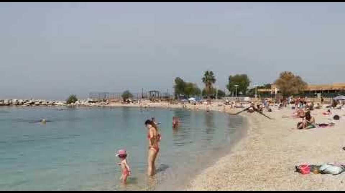 Κόσμος στην παραλία στον Άλιμο