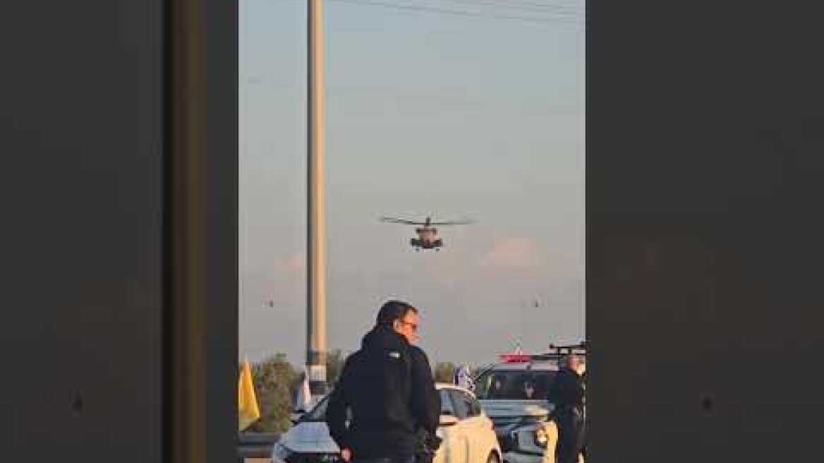 Το ελικόπτερο που θα μεταφέρει τον κόσμο από τη βάση του Ρεϊμ