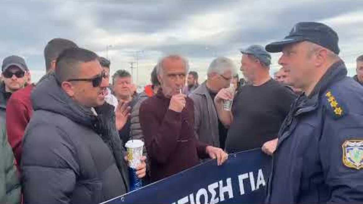 Αγρότες ζητούν να ανεβάσουν στο Ε65 ένα τρακτέρ, δεν τους αφήνει η Aστυνομία