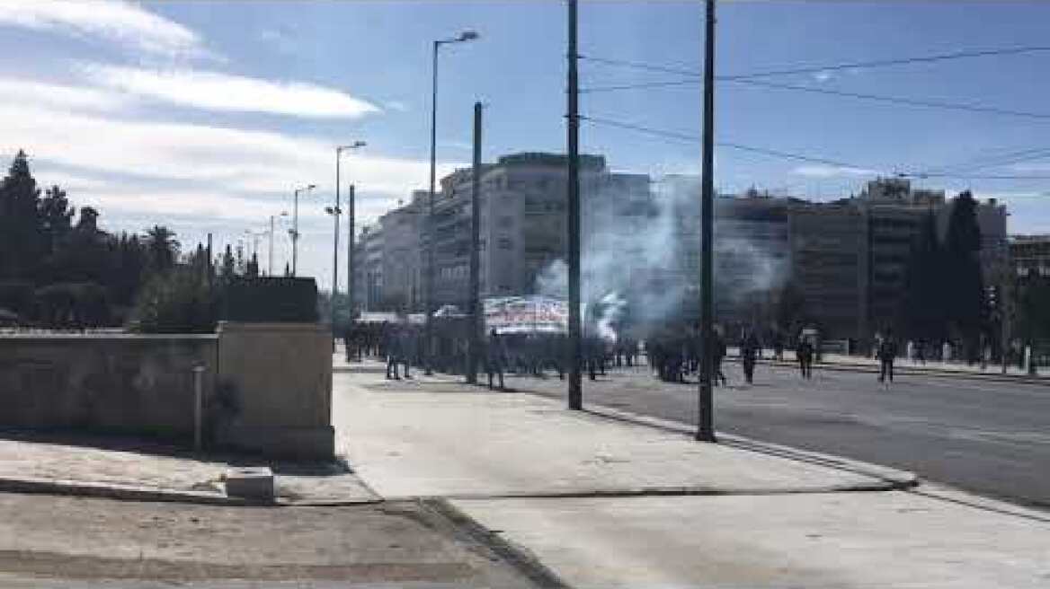 Πορεία / Καπνογόνα έξω από τη Βουλή