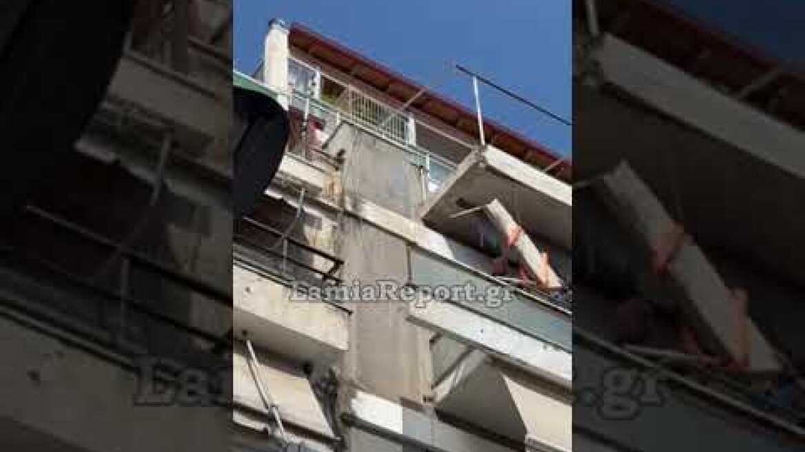 LamiaReport.gr: Έπεσε κομμάτι από μπαλκόνι σε κεντρικό δρόμο της Λαμίας Σάββατο πρωί