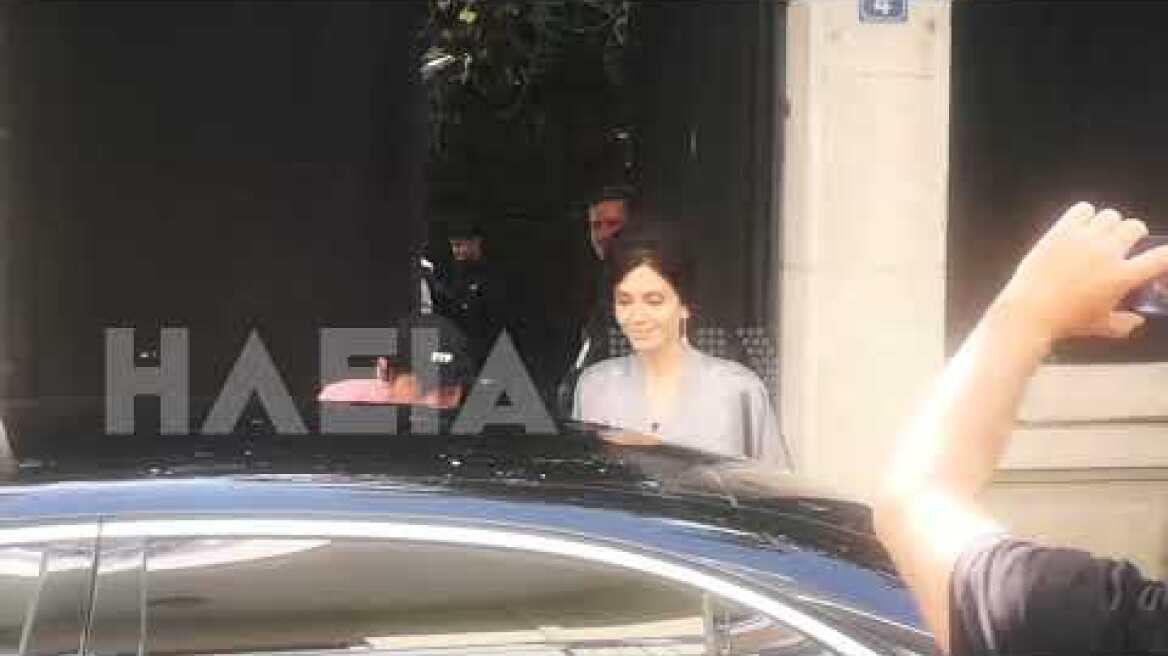 ilialive.gr - Η έξοδος της Αντζελίνα Τζολί από το θέατρο Απόλλων