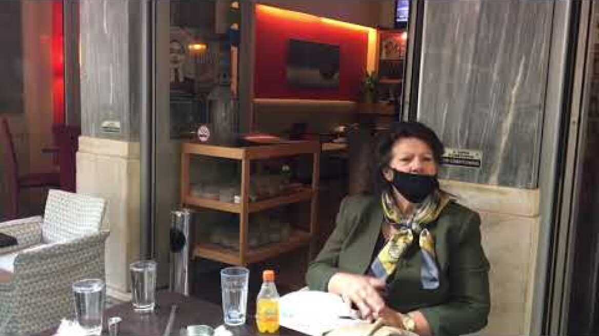 Εστίαση βίντεο μιλούν κύριες ενώ πίνουν τον καφέ τους και νιώθουν όμορφα