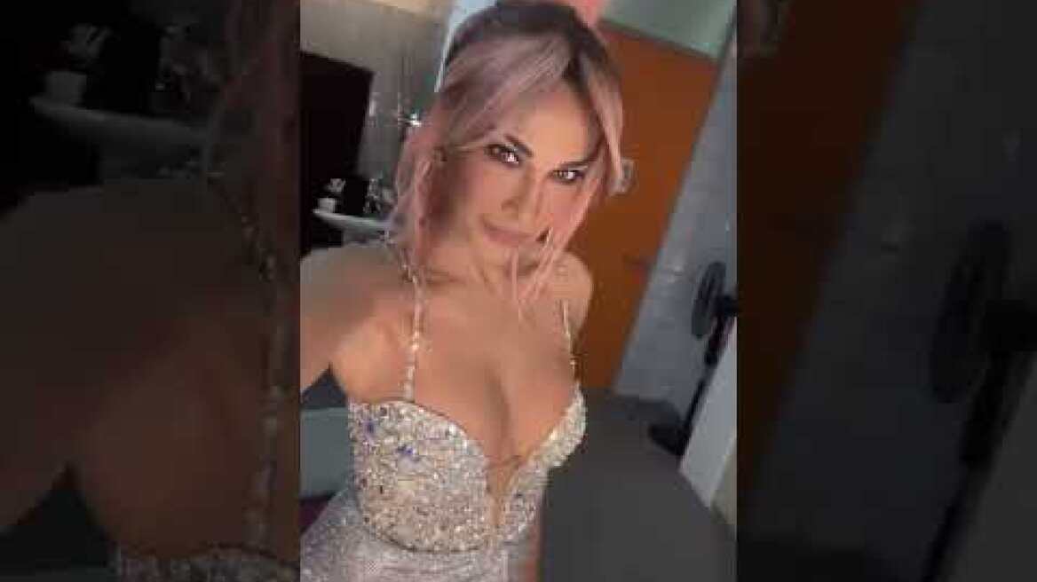 Η Δέσποινα Βανδή με ροζ μαλλιά