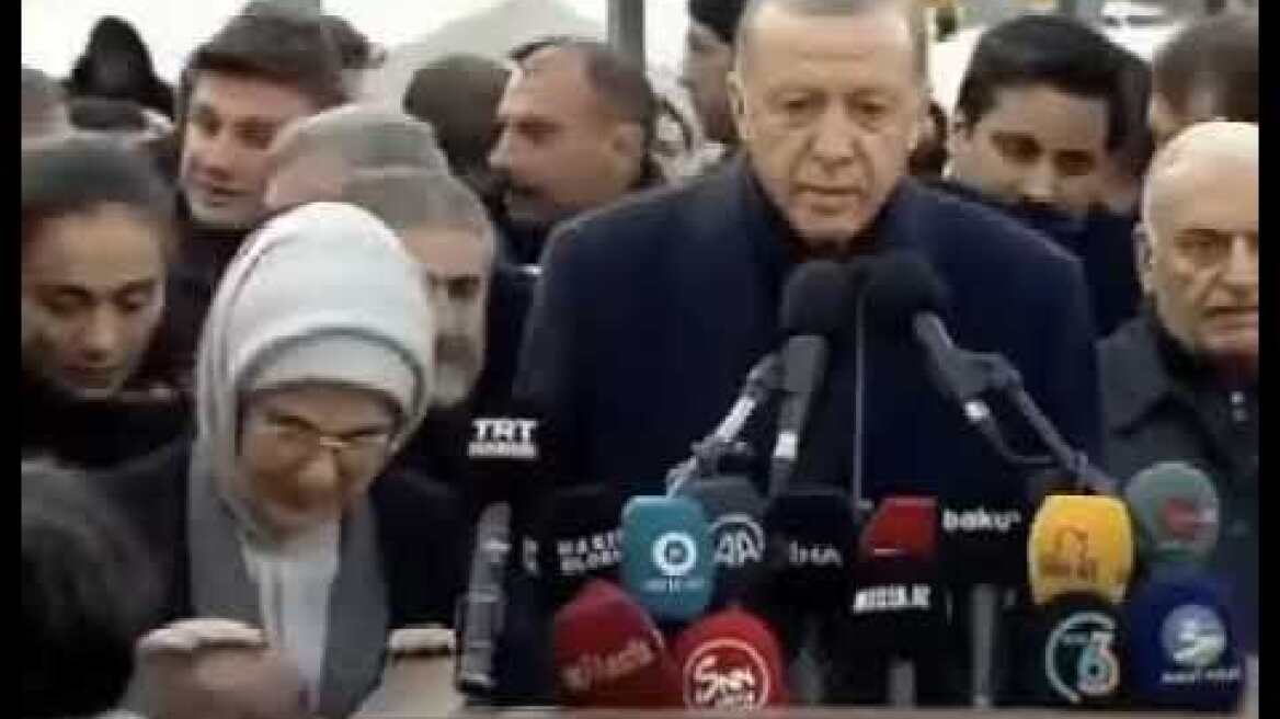 H Εμινέ Ερντογάν χαϊδεύει άνθρωπο με νανισμό, νομίζοντας ότι είναι παιδάκι