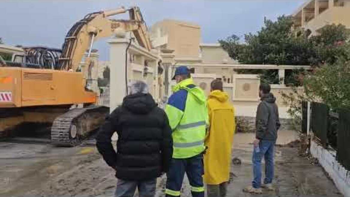 Η Περιφέρεια γκρεμίζει γεφυράκι στην Ιαλυσό