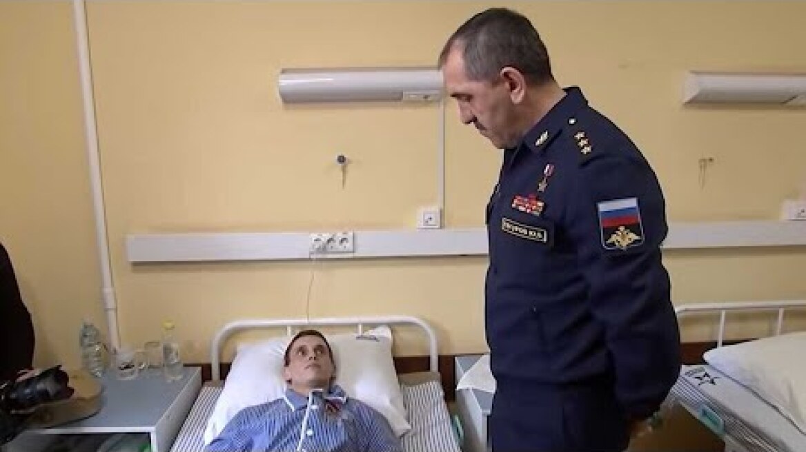 Побажав "встати на ноги": російський чиновник невдало нагородив бійця, що втратив ногу в Україні