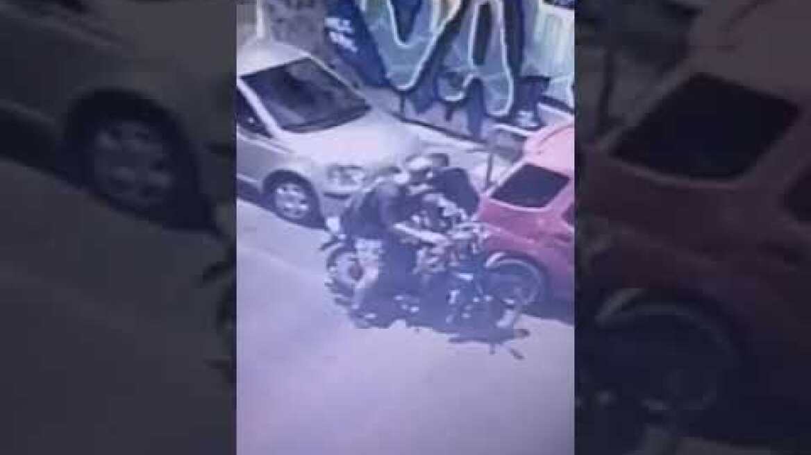 Εξάρθρωση κυκλώματος στα Εξάρχεια που έκλεβε μπαταρίες από αμάξια