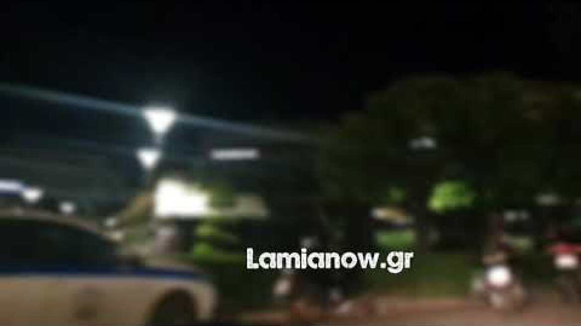 Επέμβαση της αστυνομίας για να διαλύσει τον κόσμο στο κέντρο της Λαμίας