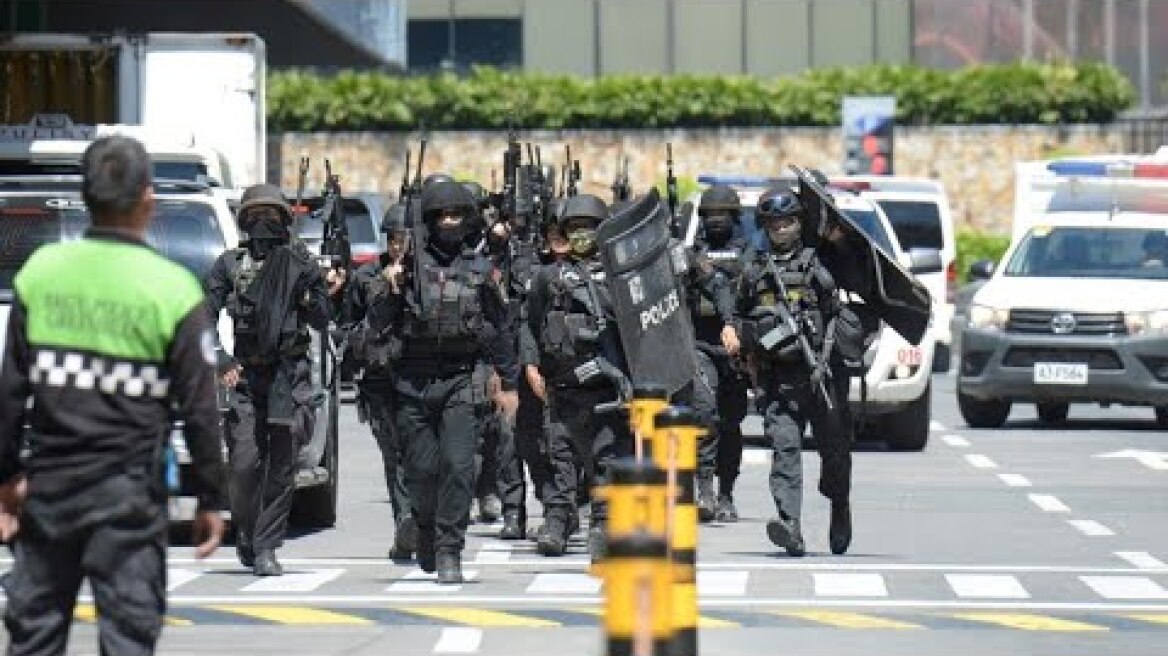 Philippines police respond to hostage situation in Manila shopping mall