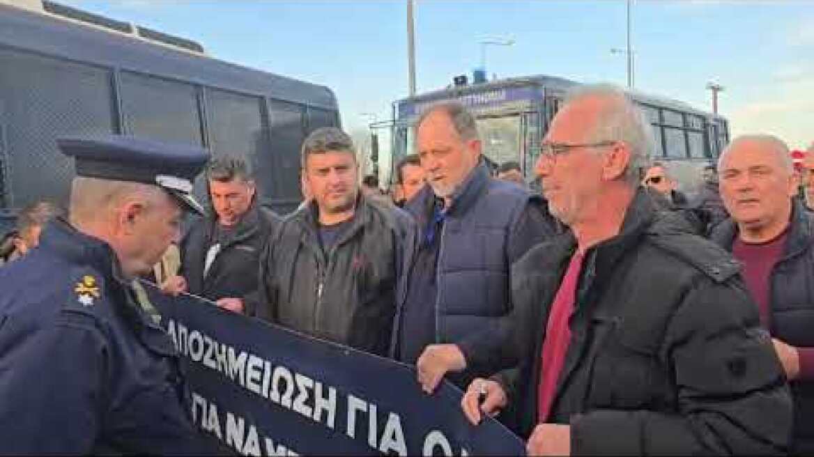 Αγρότες έκλεισαν το E65