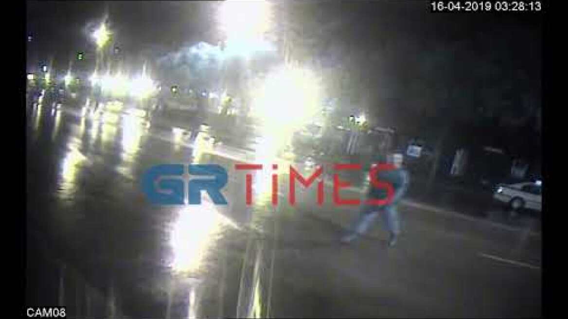 GrTimes.gr - Περιπολικό πέφτει σε περίπτερο στη διάρκεια καταδίωξης