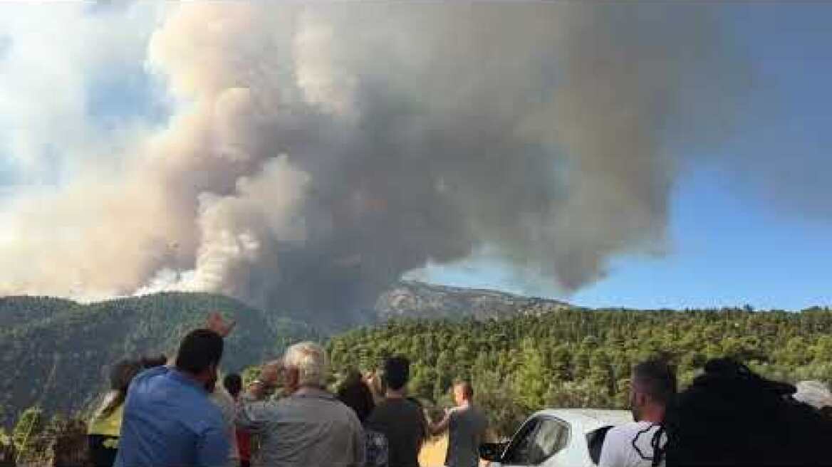 Αεροσκάφη πετούν για την φωτιά στην Πλατάνα