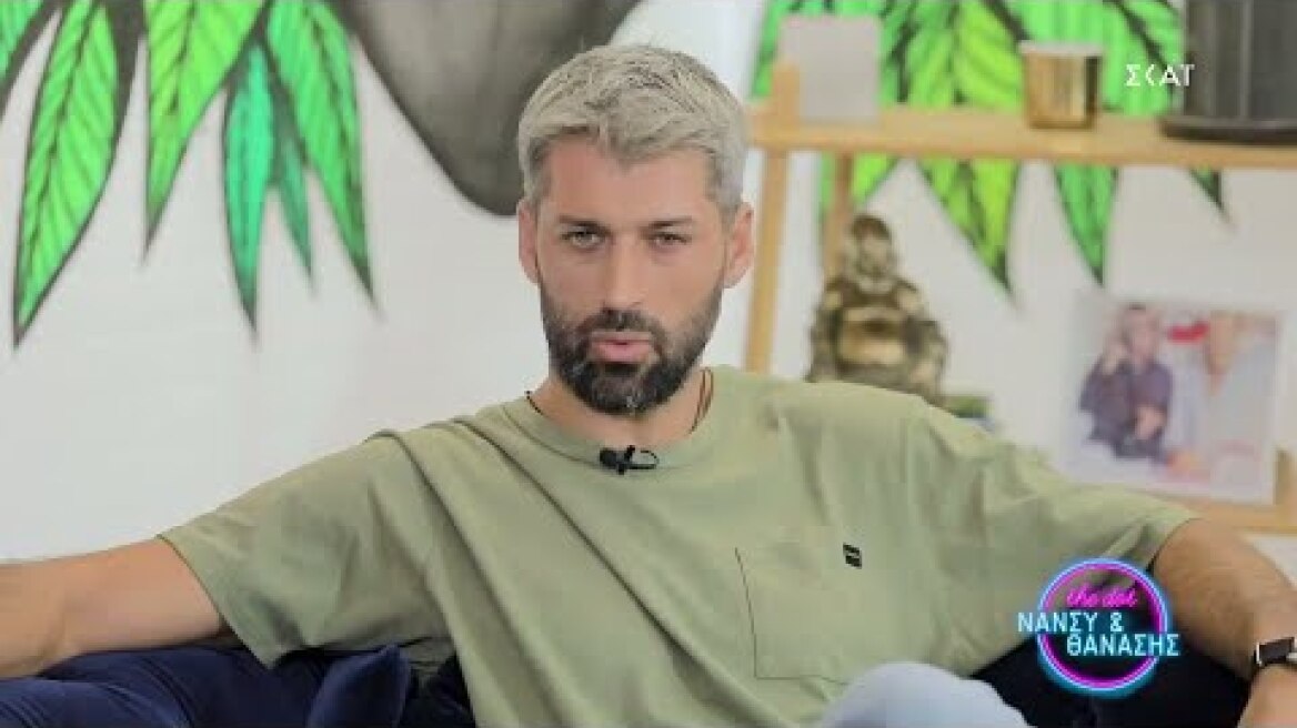 Ο Αλέξης Παππάς στον καναπέ του  Dot. | Dot. | 30/05/2021