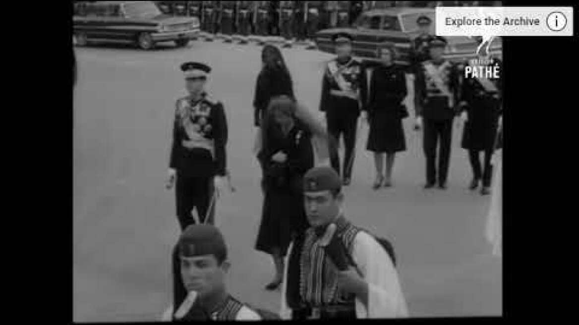 το  σωμα  του  βασιλια  Παυλου  κατευθυνεται  στην  μητροπολη Αθηνων 1964