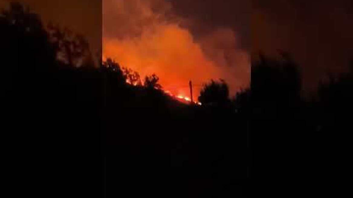 Μεγάλη φωτιά στον Κούκμο μεταξύ Παρακοίλων και Αγρας