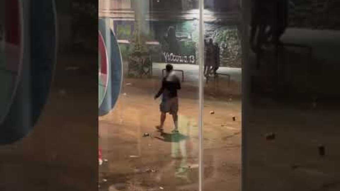 Ο Βασίλης Μπισμπίκης βρέθηκε ανάμεσα στα ΜΑΤ και τους οπαδούς του Παναθηναϊκού στη Λεωφόρο