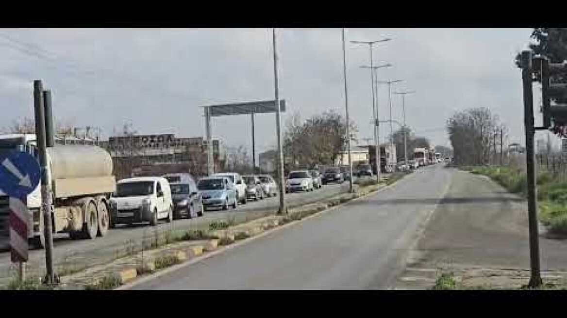 Ουρά αυτοκινήτων στην παλιά εθνική οδό Βόλου Λάρισας