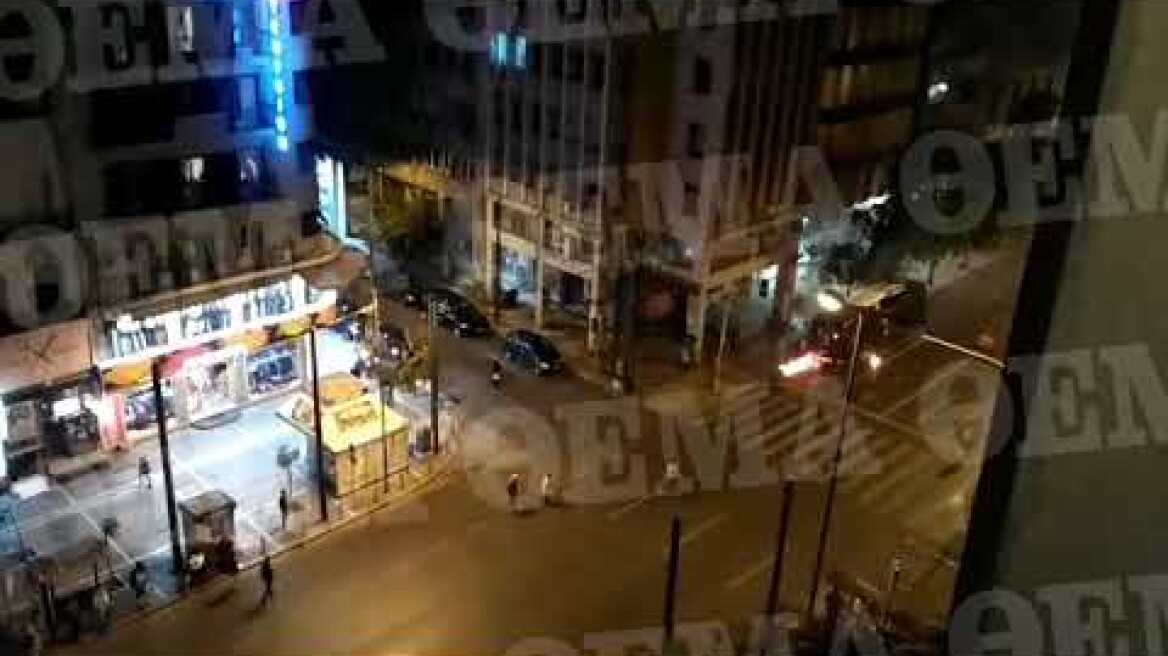 Επίθεση με μολότοφ στο Α.Τ. Ομόνοιας - Τέσσερις αστυνομικοί τραυματίες