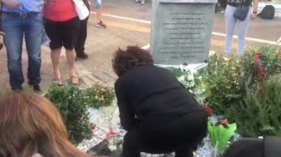 Η μητέρα του Παύλου Φύσσα Μάγδα στο μνημείο του