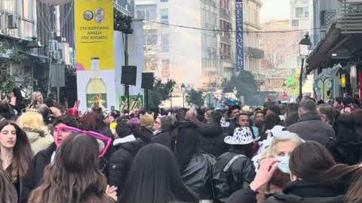 Θεσσαλονίκη: Πλήθος κόσμου στη Βασιλέως Ηρακλείου για την Τσικνοπέμπτη