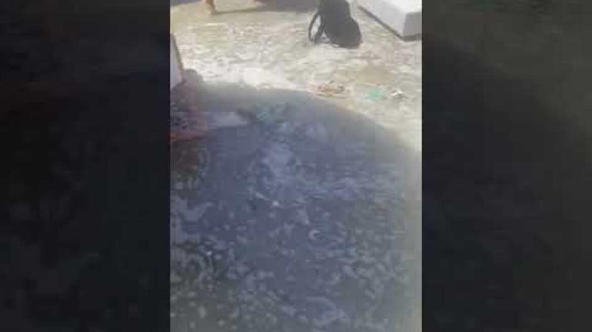 «Τσουνάμι» στα beach bar της Πάρου από τα πλοία που μπαίνουν στο λιμάνι