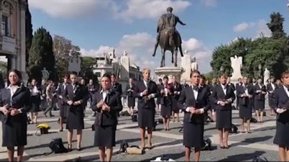 Αεροσυνοδοί της Alitalia γδύθηκαν για να διαμαρτυρηθούν για το λουκέτο