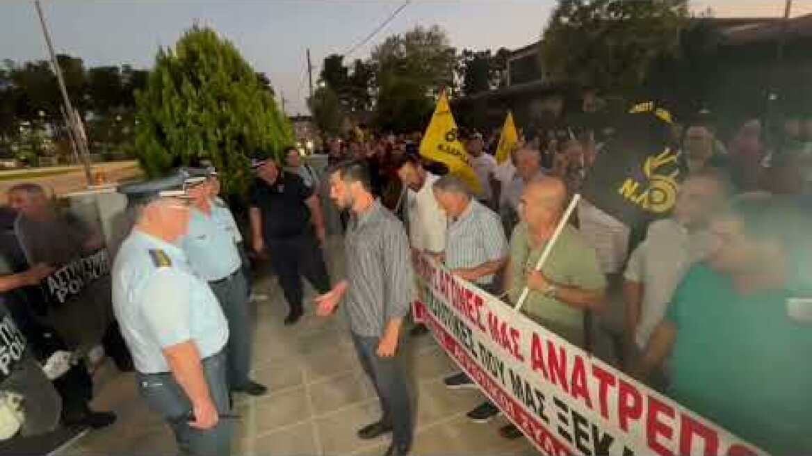 Αγρότες έξω από την περιφέρεια Θεσσαλίας (3)