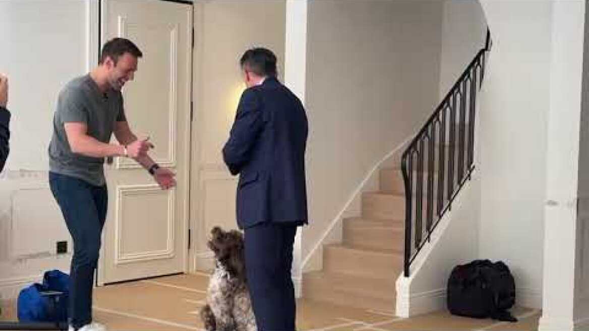 Ο Νίκος Ευαγγελάτος στο σπίτι του Στέφανου Κασσελάκη και του Τάιλερ Μακμπέθ