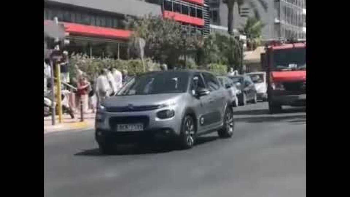 Πειραιάς: Σοβαρό τροχαίο έξω από το Μετροπόλιταν - ΙΧ χτύπησε πεζή & την πέταξε στον αέρα!