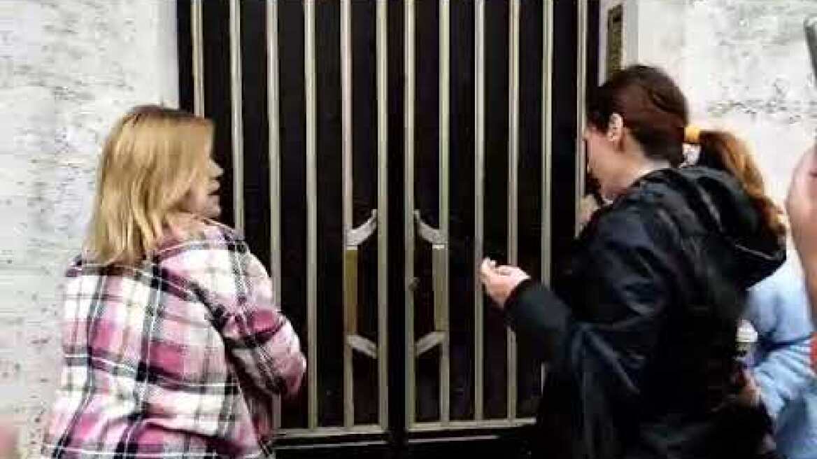 Πάτρα: Μανιασμένο πλήθος έξω από το σπίτι Πισπιρίγκου