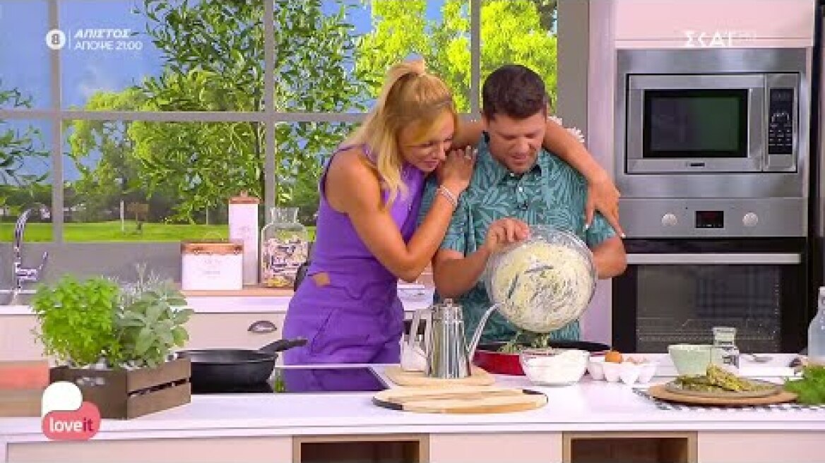 Ο Αλέξανδρος Παπανδρέου συγκινείται μιλώντας στην Ιωάννα ενώ ετοιμάζει μπατζίνα με βλίτα και φέτα