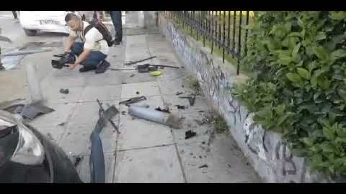 Θεσσαλονίκη: Τουριστικό λεωφορείο έπεσε πάνω σε σταθμευμένα αυτοκίνητα