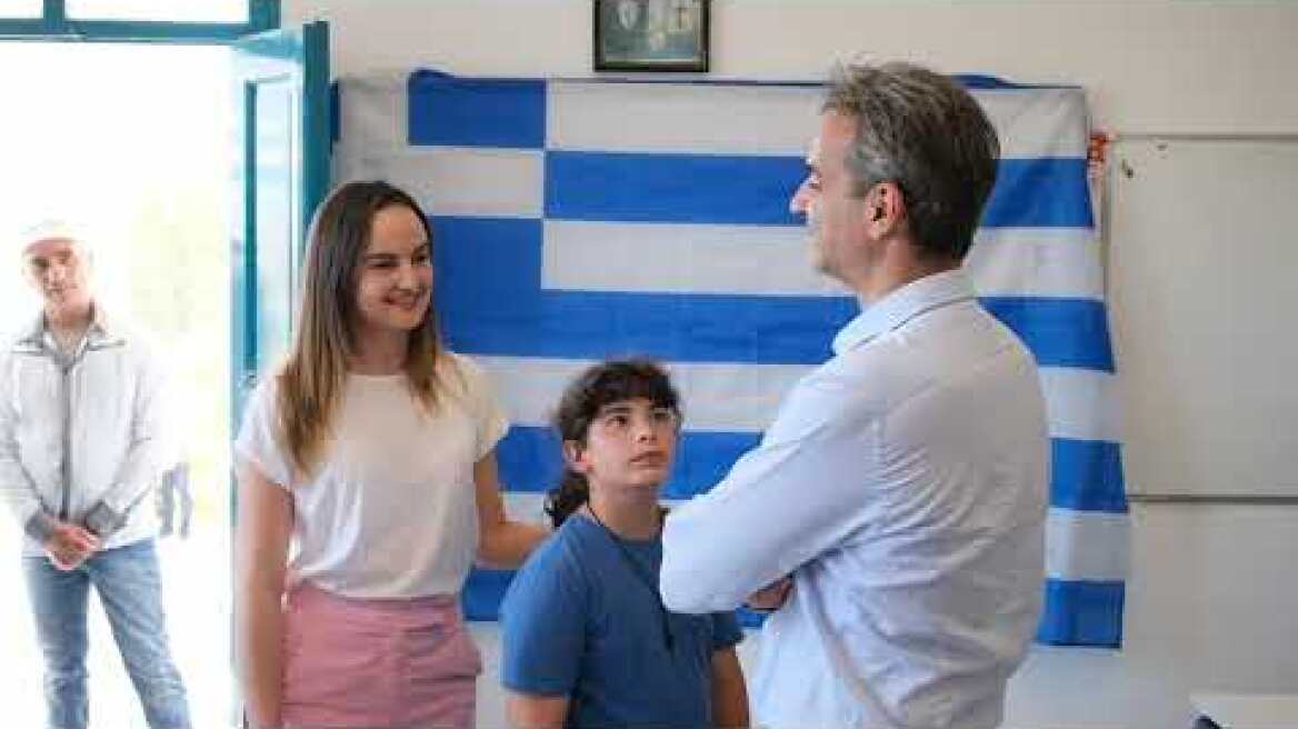 Συνάντηση Μητσοτάκη με τον μοναδικό μαθητή στους Αρκιούς