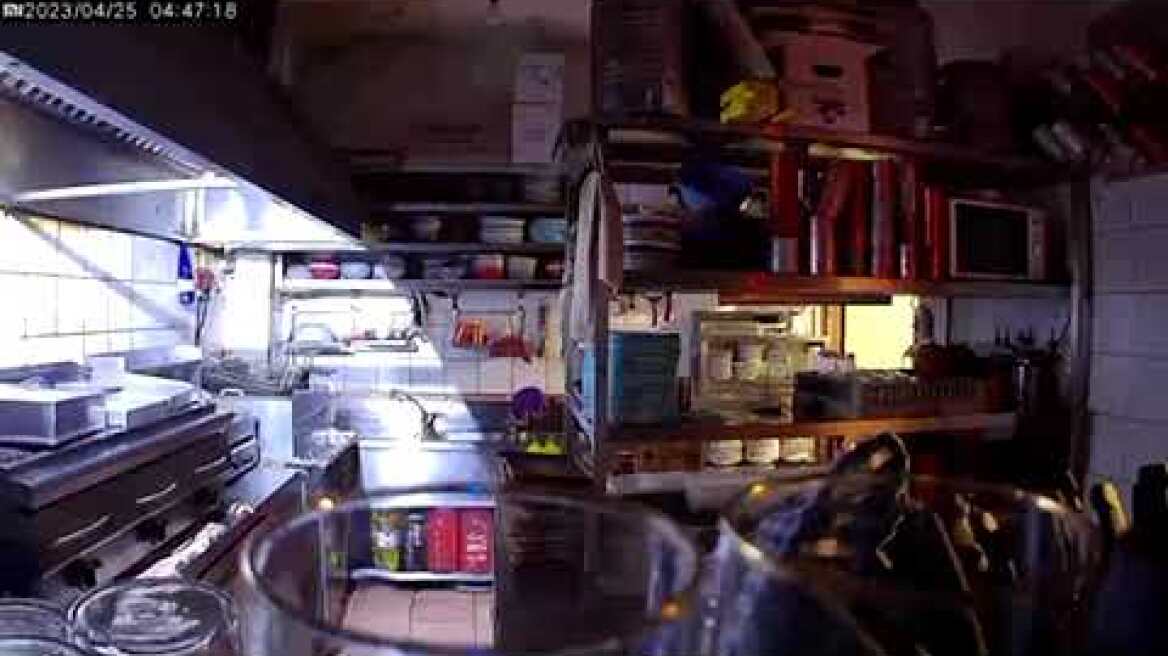 Διαρρήκτης "μπούκαρε" σε εστιατόριο της Θεσσαλονίκης και έψαξε μέχρι και στην κουζίνα (2)