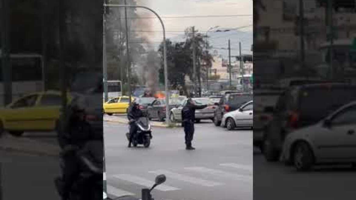 Αυτοκίνητο τυλίχτηκε στις φλόγες στην πλατεία Καραϊσκάκη (2)
