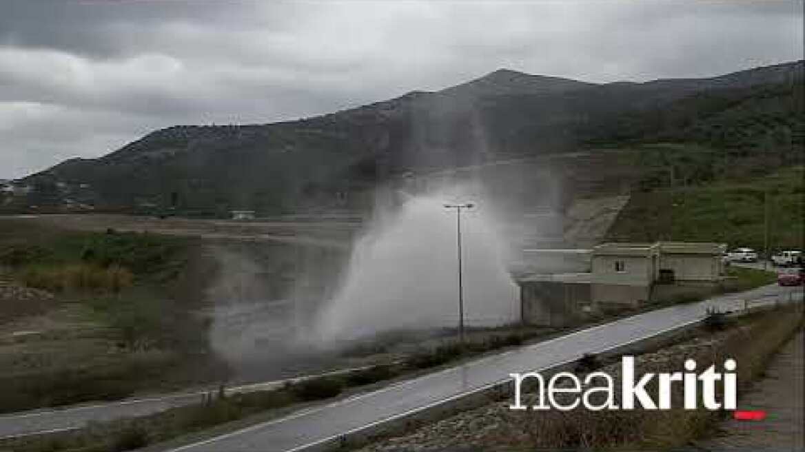 Η στιγμή που δεκάδες τόνοι νερού απελευθερώνονται στον Αποσελέμη