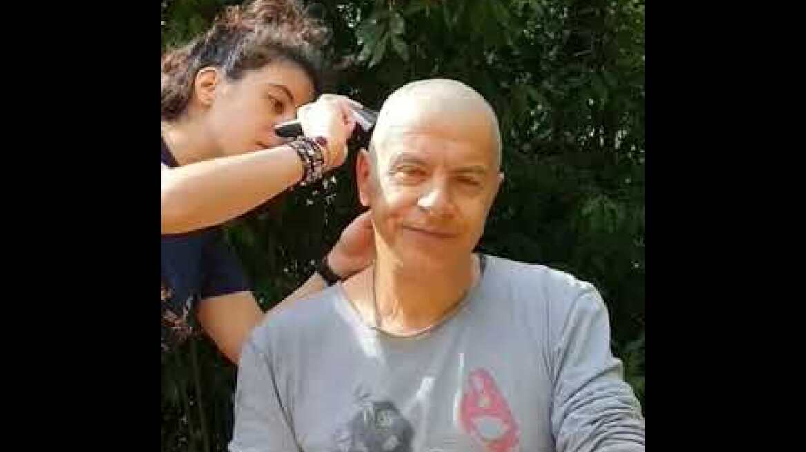 Ο Σταύρος Θεοδωράκης ξυρίζει το κεφάλι του