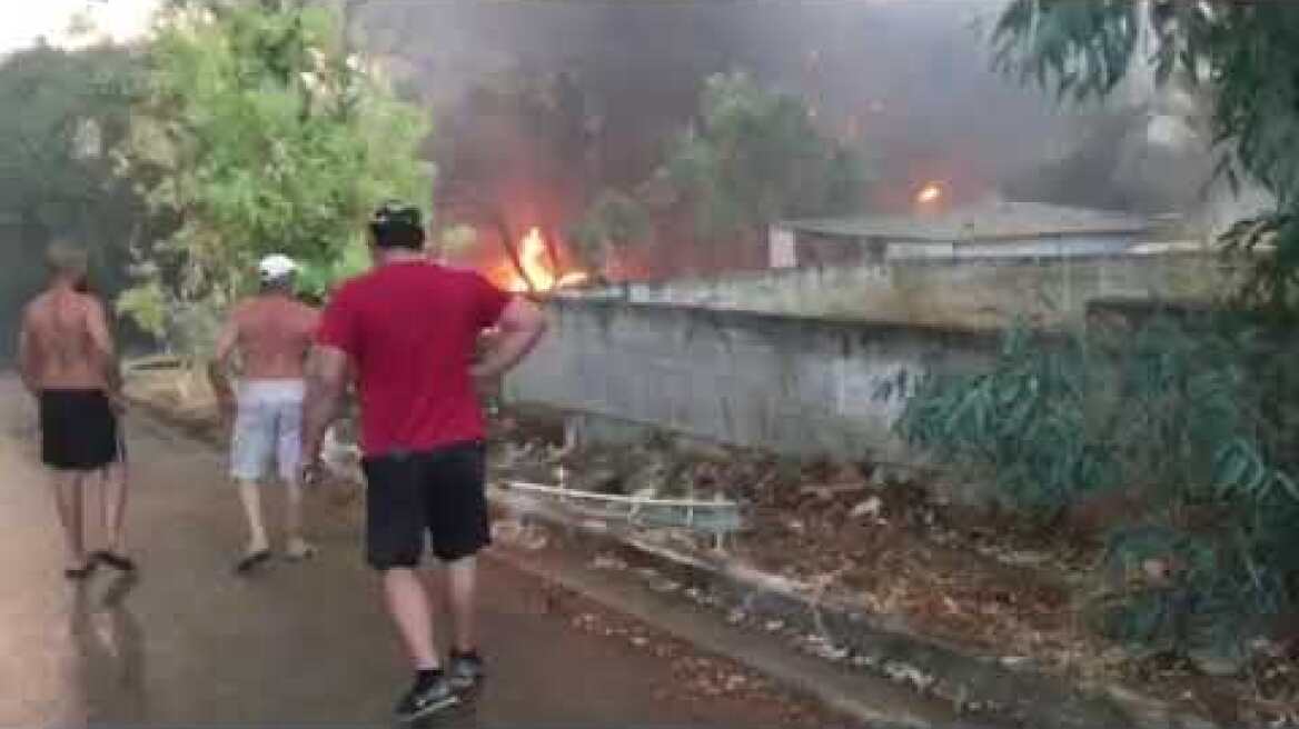 Καίγονται σπίτια