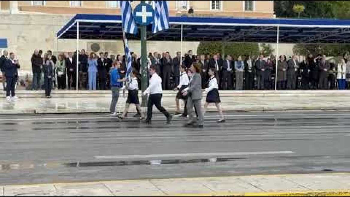 25η Μαρτίου: Μαθητική παρέλαση υπό βροχή στο κέντρο της Αθήνας, ποιοι πολιτικοί δίνουν το παρών