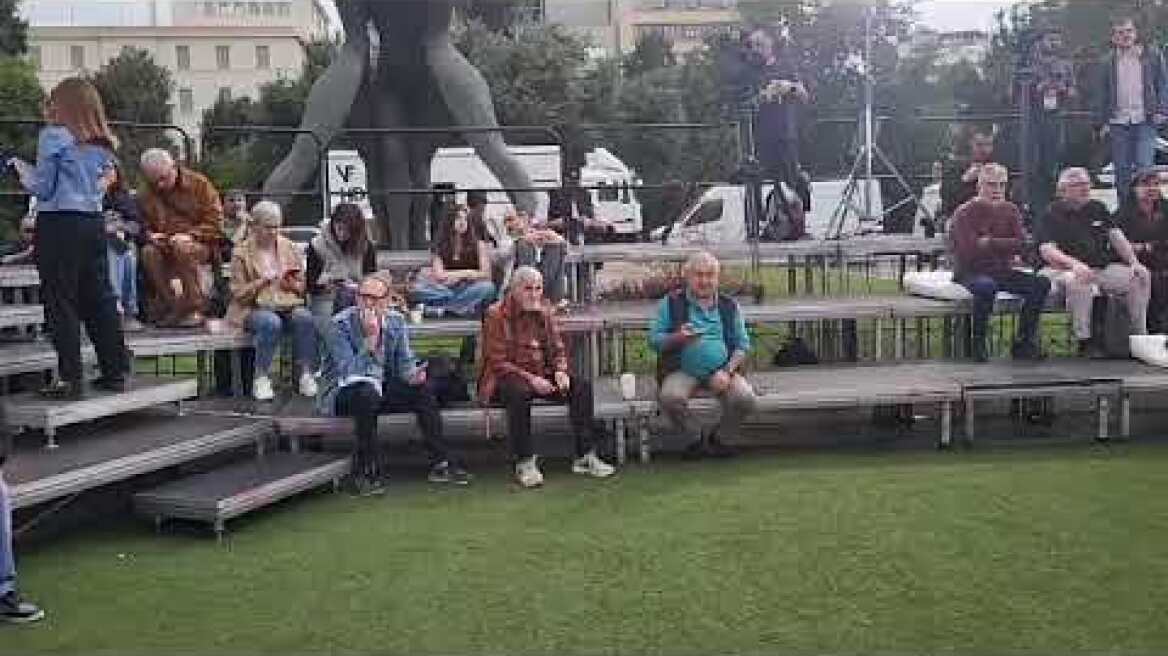 Οι αντιδράσεις στο περίπτερο του ΣΥΡΙΖΑ μετά την ανακοίνωση των exit polls