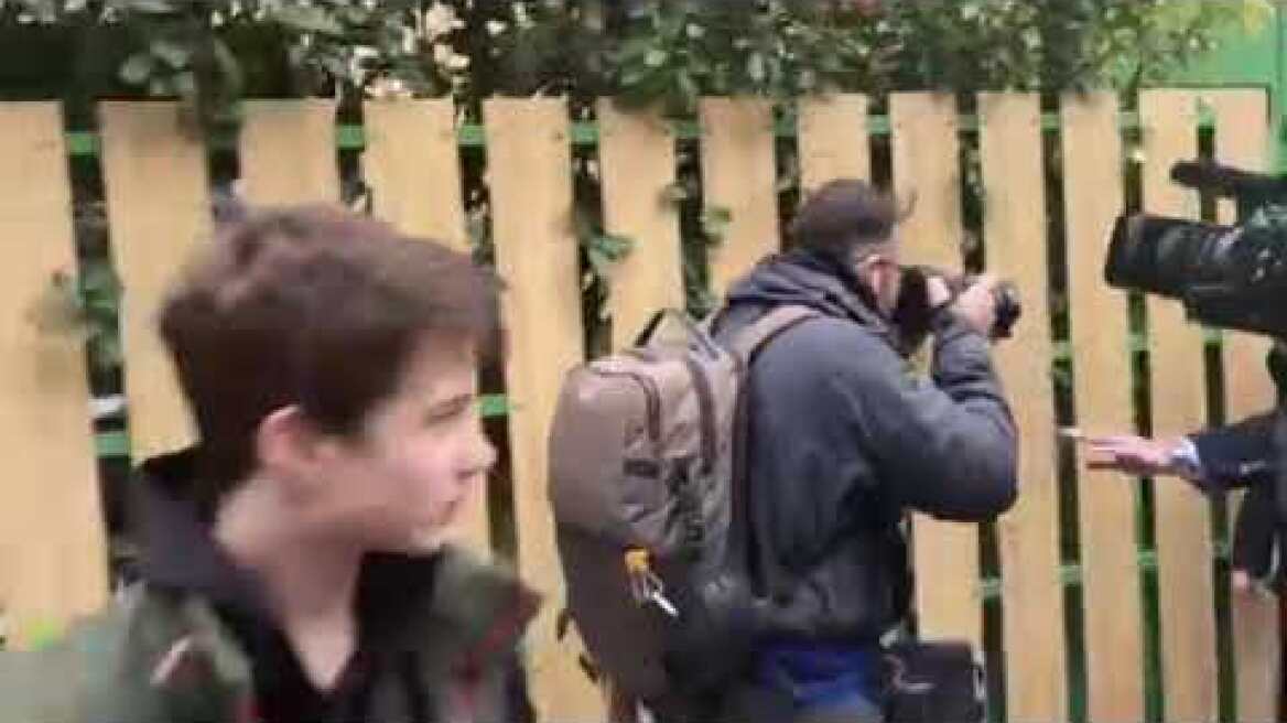 Η πρεσβυτέρα με βαλίτσες φεύγει από την κιβωτό συνοδευόμενη από τους δυο δικηγόρους της