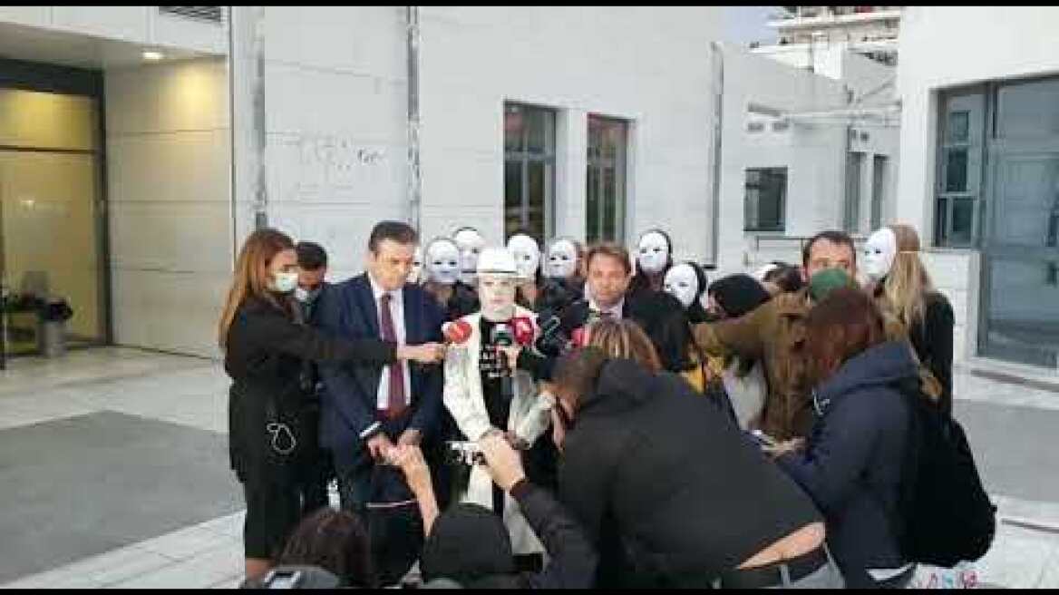 Η Ιωάννα με τις φίλες της έξω απο το Πρωτοδικείο αθηνών