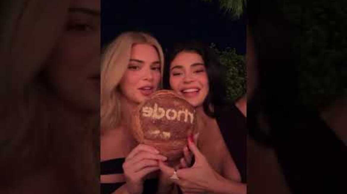 Η Κένταλ και η Κάιλι Τζένερ ποζάρουν με αποκαλυπτικά ντεκολτέ στο Instagram